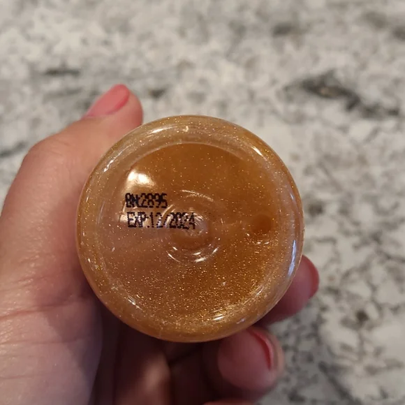 Shimmering‎ Gold Body Oil - Picture 5 of 5